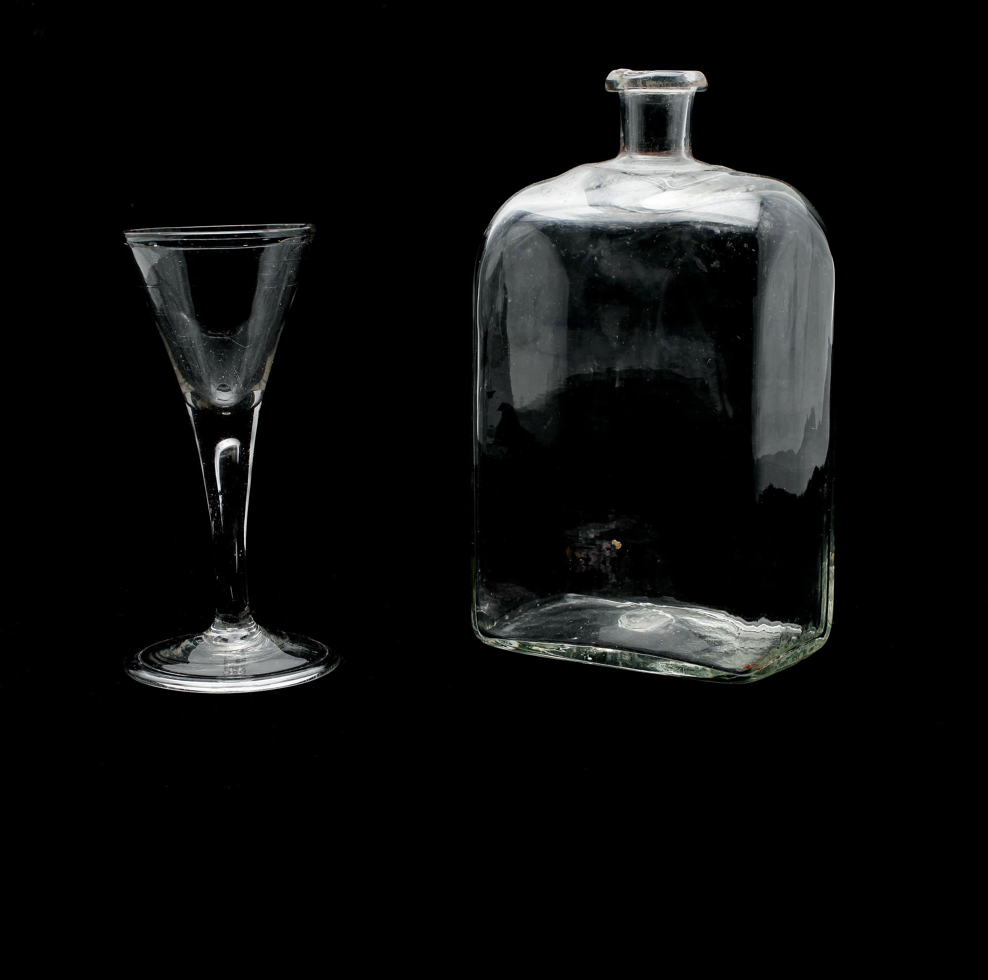 VINGLAS OCH BRÄNNVINSPLUNTA, glas, 1800-talets första hälft.