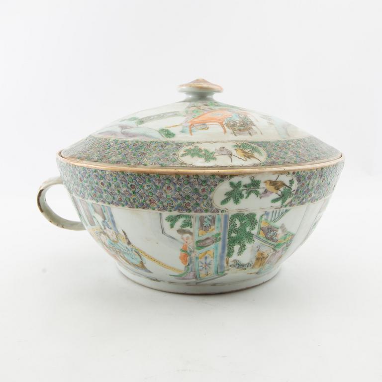 A Chinese chamber pot, 19th century.