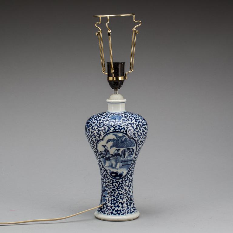 BORDSLAMPA. porslin, Kina, 1900-tal.
