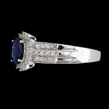 RING, 10K vitguld, safir, diamanter tot ca 0.56 ct.