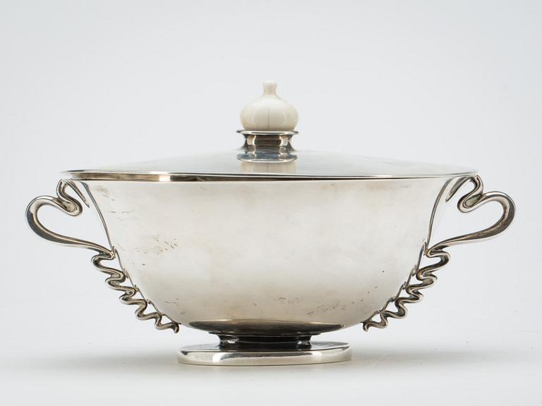 LOCKSKÅL, silver 925, importstämplar. Carl Hoff, Helsingborg, 1939. Vikt ca 530 g.