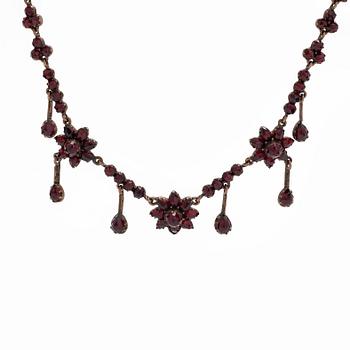 Necklace and earrings, Victorian, faceted garnets, gilded silver.