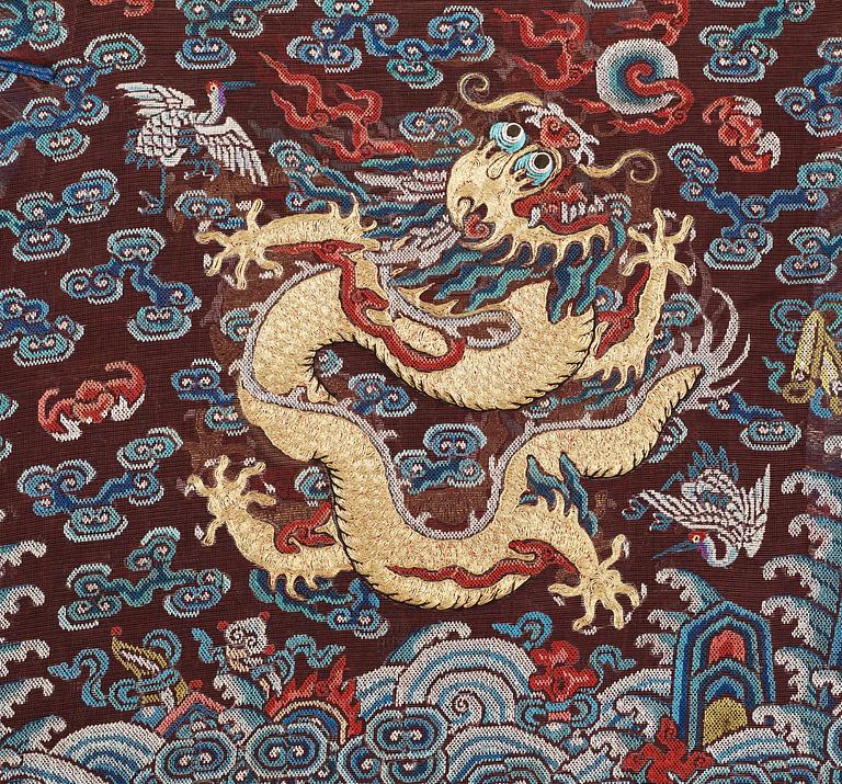 ROCK, vävd och broderad. Höjd 147 cm. Kina 1930-tal.