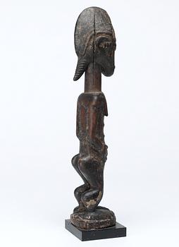 FETISCH. Trä. Baoule-stammen. Côte d'Ivoire (Elfenbenskusten) omkring 1920-1930. Höjd 28 cm.