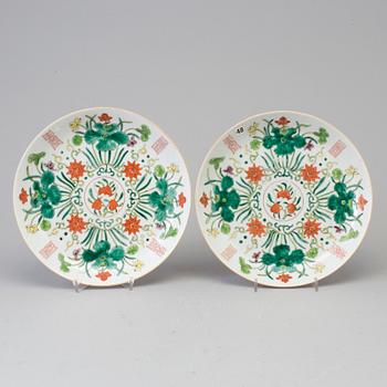 A pair of Chinese famille rose porcelain dishes, early 20th century.