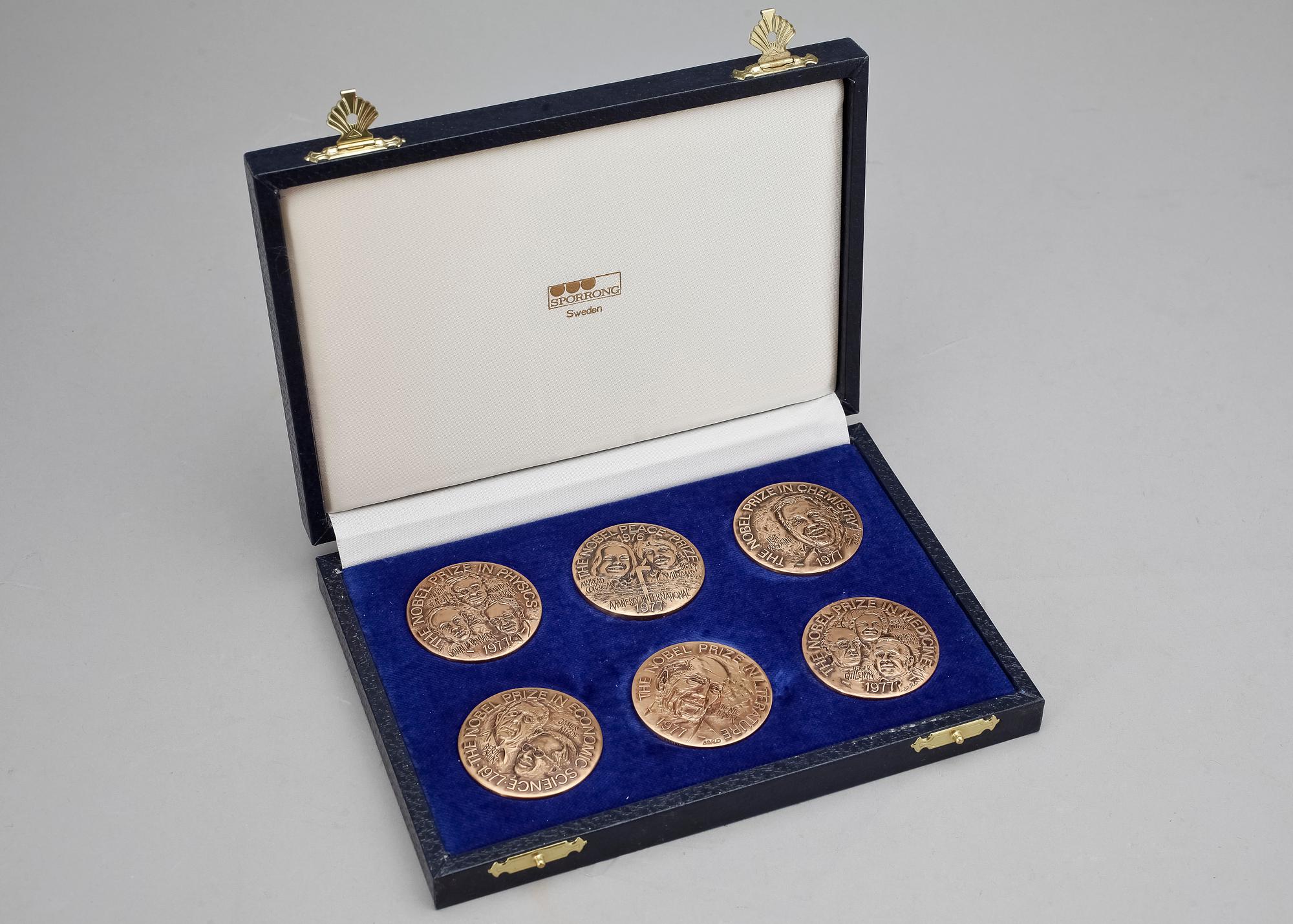 PLAKETTER, 44 st, "Nobel Laureats" patinerad brons, Sporrong, 1900-talets andra hälft.