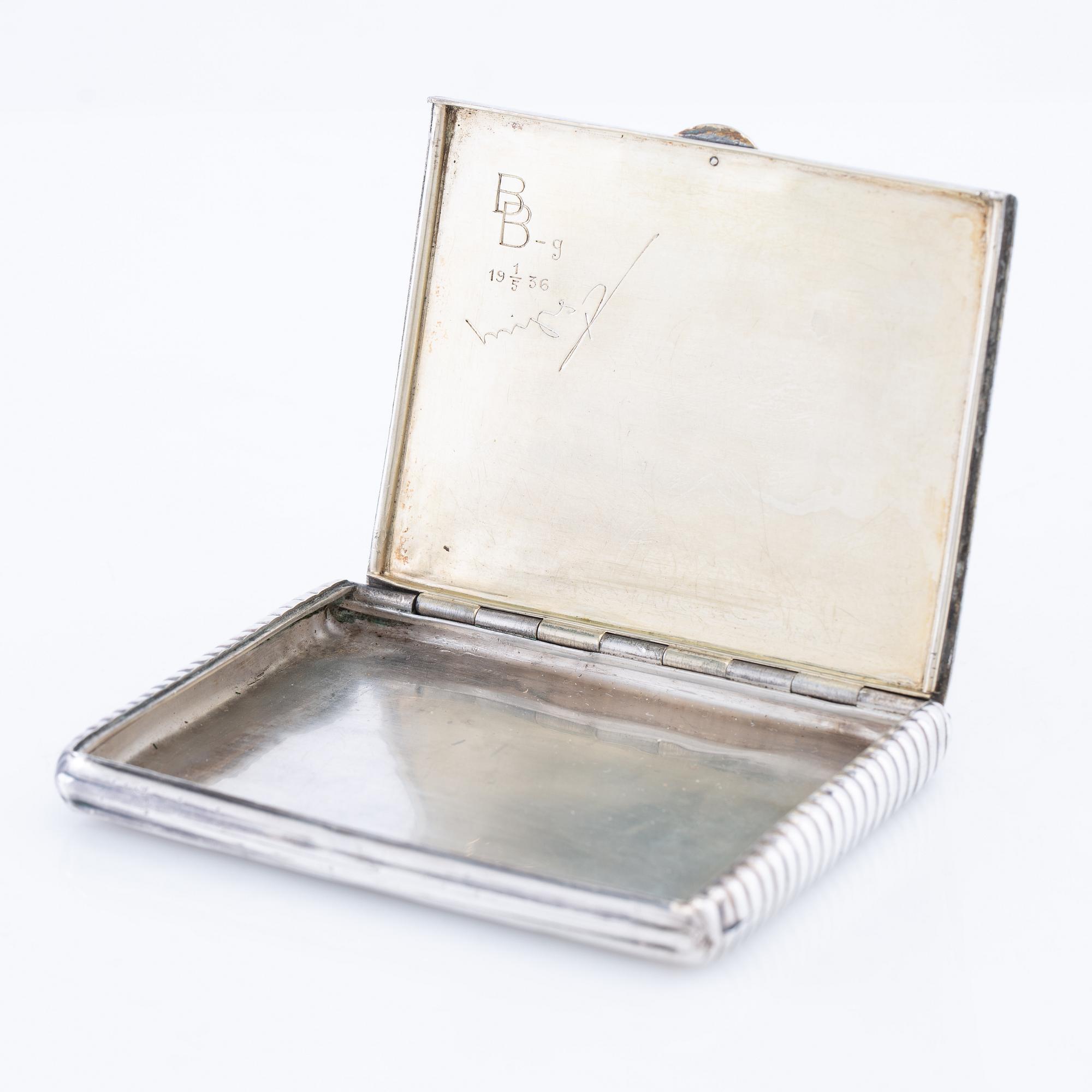 Cigarette case of silver with a cabochon-cut blue stone, first half of the 20th century.