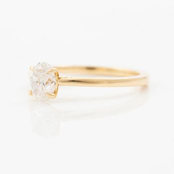 Ring 18K guld med ovalslipad diamant 0.72 ct, medföljande GIA dossier.