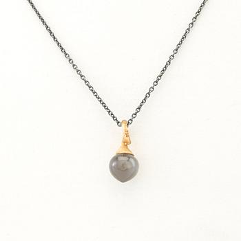 Ole Lynggaard, Necklace "Mini Dew Drop" 18K gold, oxidised silver and grey moonstone.