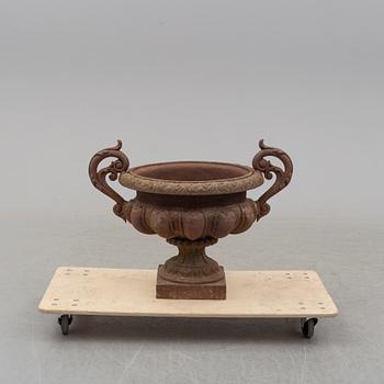 A DECORATIVE CAST IRON URN, ca 1900.