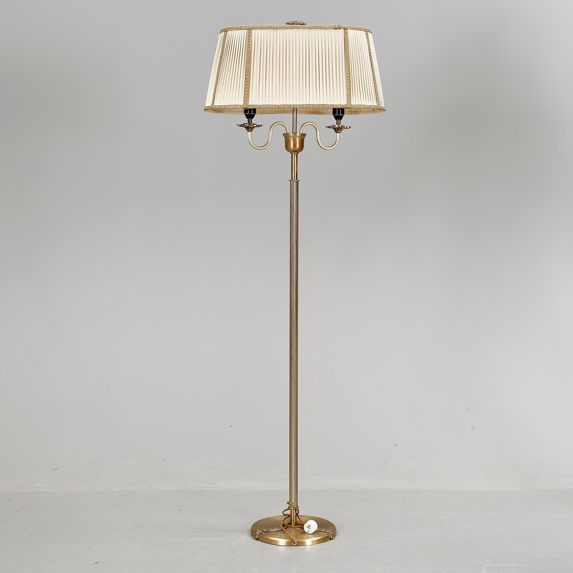 GOLVLAMPA, mässing, 1900-talets tredje kvartal.