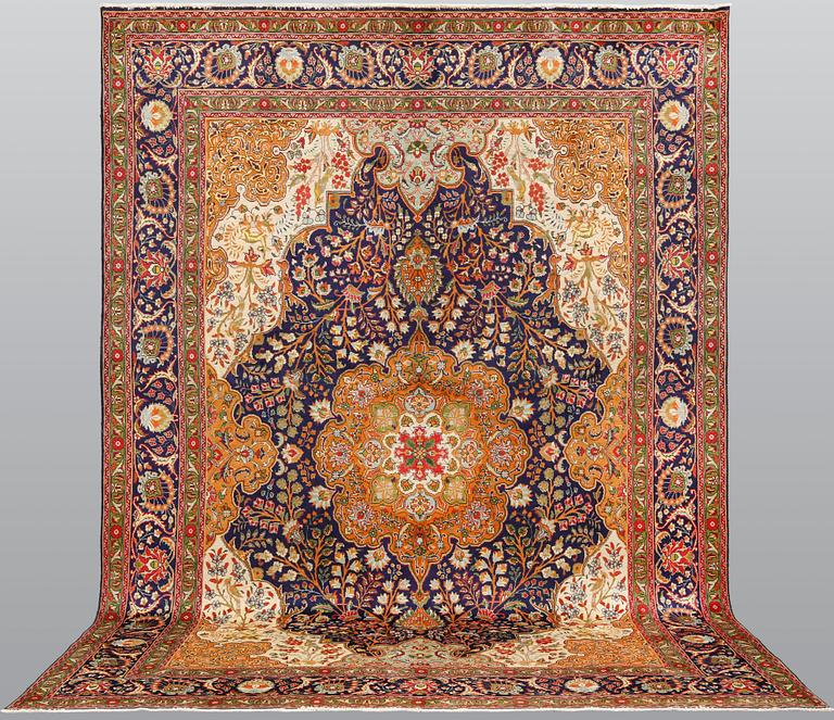A pictoral Tabriz carpet, ca 403 x 282 cm.