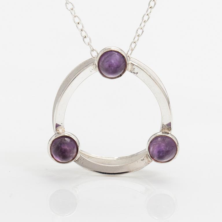 Elis Kauppi, A silver necklace with amethyst. Kupittaan kulta, Turku.