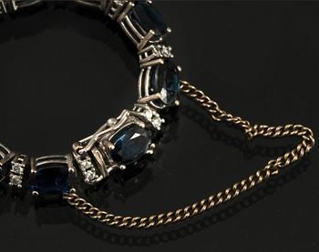 ARMLÄNK, 18k vitguld med 22 fasettslipde blå safirer samt 44 briljantslipade diamanter, 1900-talets slut. Vikt 14 g.