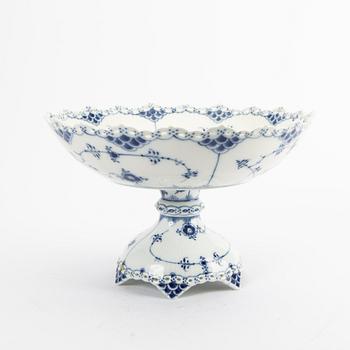 Bowl on foot Musselmalet Helblonde Royal Copenhagen 1974-78 porcelain.