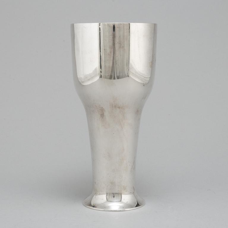 CG HALLBERG, a silver vase, 1910, 456 gram.