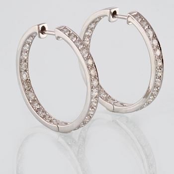 ÖRHÄNGEN, 18K vitguld med 52 briljantslipade diamanter ca 2,6 ct. Vikt 11,3 gram.