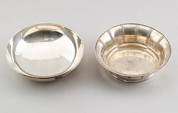 SKÅLAR, 2 st, silver, bl a CG Hallberg, Stockholm 1939. Vikt ca 420 gram.