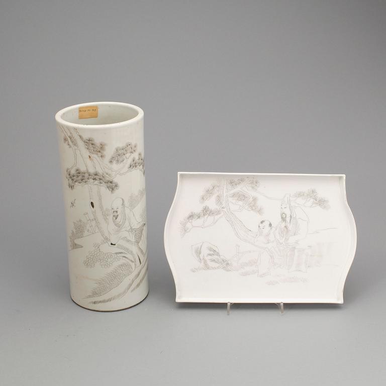 PENSELVAS SAMT BRICKA, porslin, Kina tidigt 1900-tal.