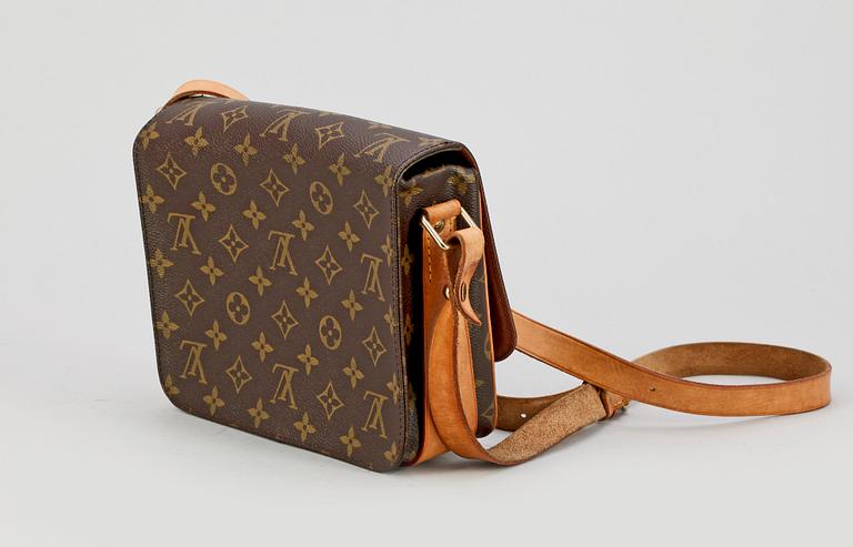 AXELVÄSKA, Louis Vuitton.