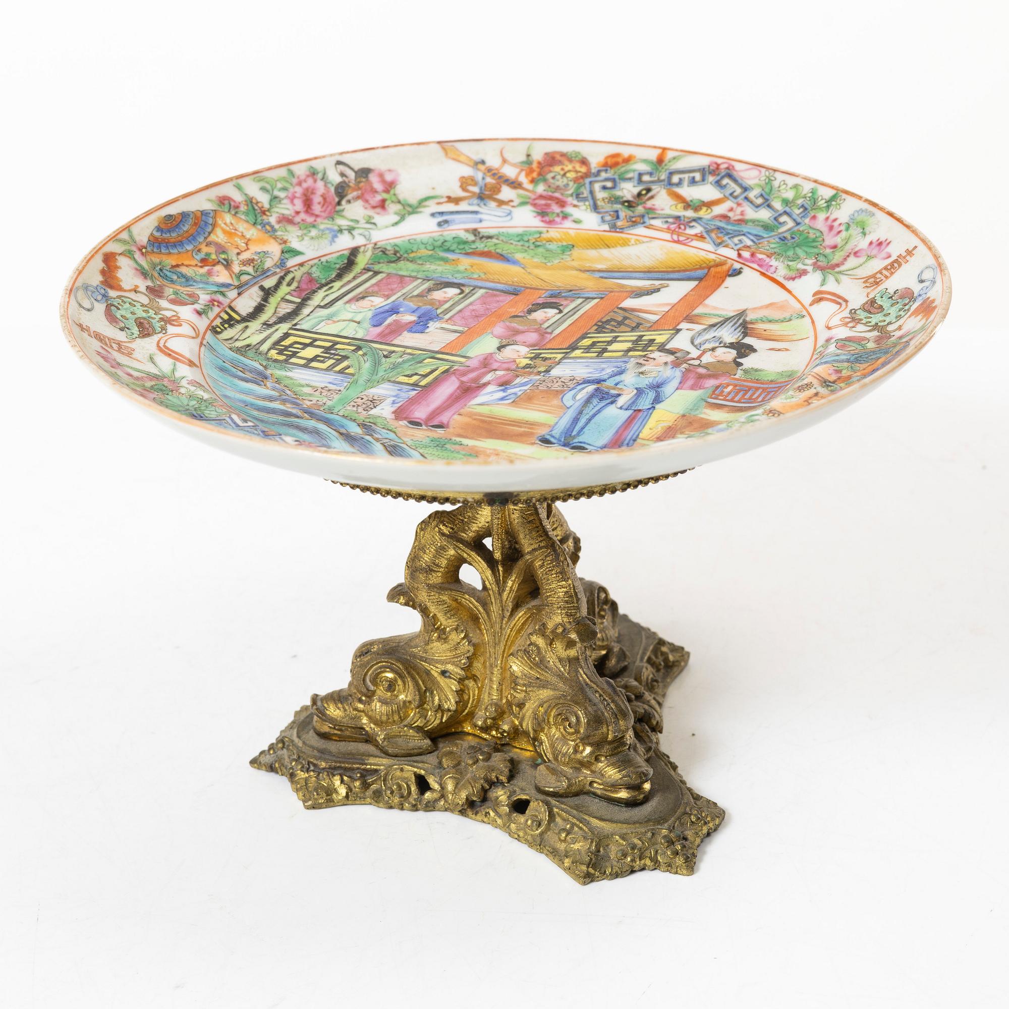 A pair of Chinese Export Canton dishes/tazzas, Qing dynasty, 19th century.