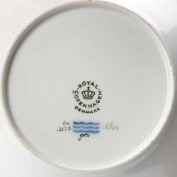 Kaffekoppar med fat, 12 stycken, porslin. Royal Copenhagen, "Flora Danica", Danmark, 1900-tal.