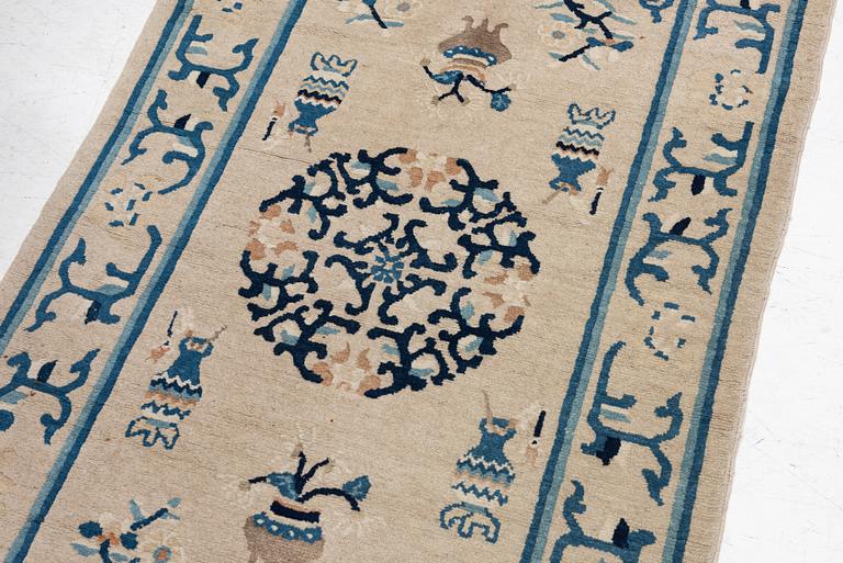 Carpet, China, approx. 175 x 95 cm.