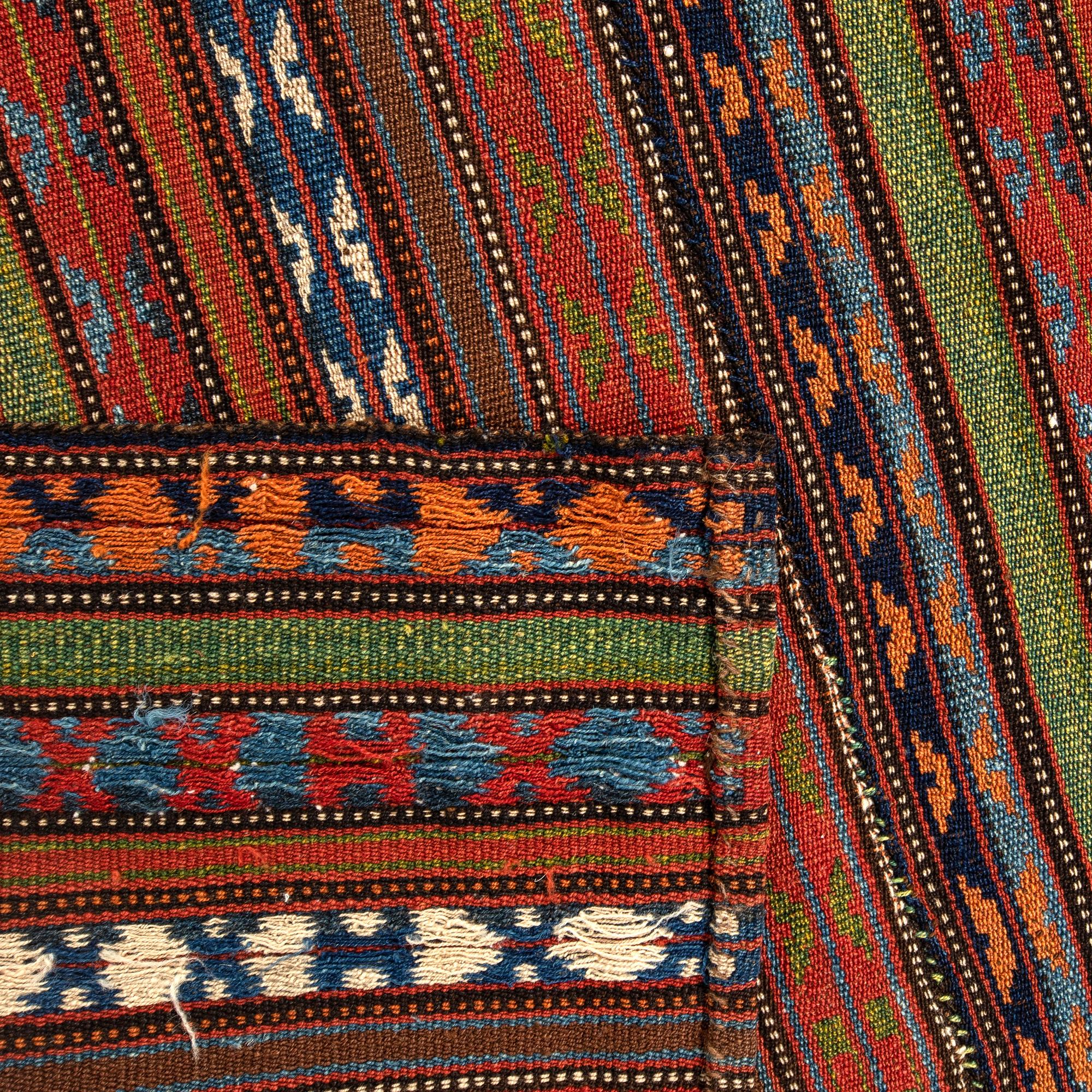 Vävnad Azerbaijan/Bidjar antik ca 150x128 cm.