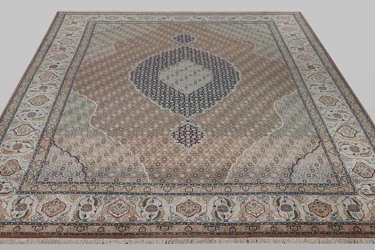 A carpet, Tabriz, part silk, 50 raj, ca 414 x 300 cm.