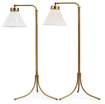 524. JOSEF FRANK, golvarmaturer, 2 st, Firma Svenskt Tenn, modell 1842.