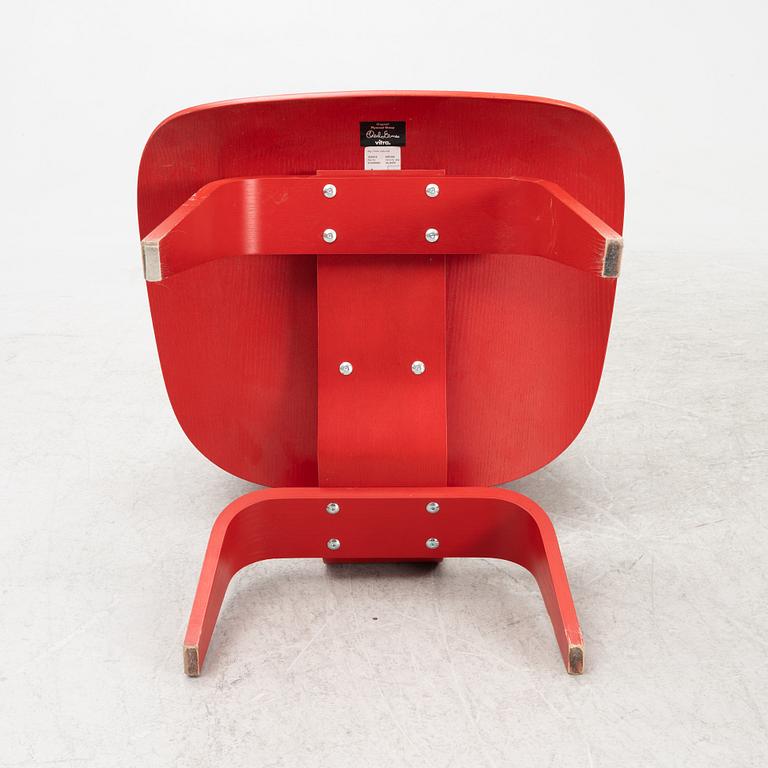 Charles & Ray Eames, fåtöljer, ett par, "LCW", Vitra, daterade 2003.