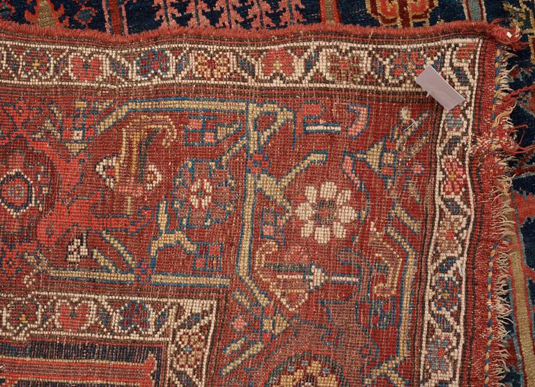 ANTIQUE/SEMI-ANTIQUE BIDJAR. 352 x 229,5 cm (as well as approximately 3 cm of flat weave at each end).