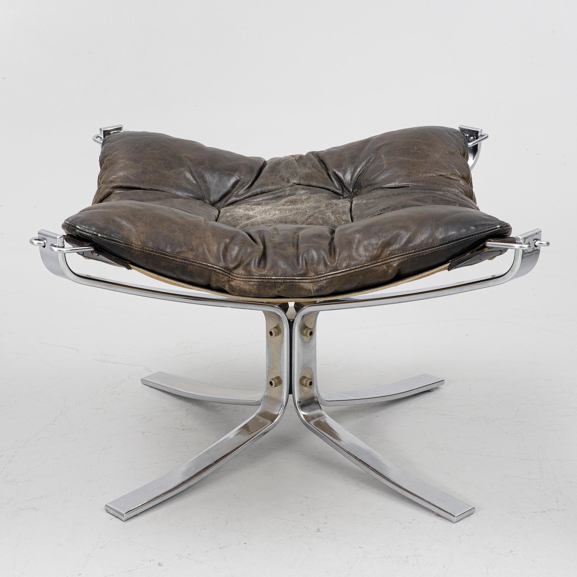 Sigurd Ressel, a pair of 'Falcon chair' easy chairs with an ottoman, Vatne Möbler, Norway, 1970s.