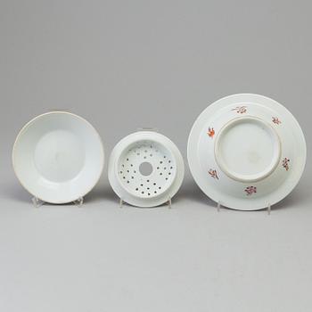 VÄRMEFAT med insats, porslin, 1900-tal.