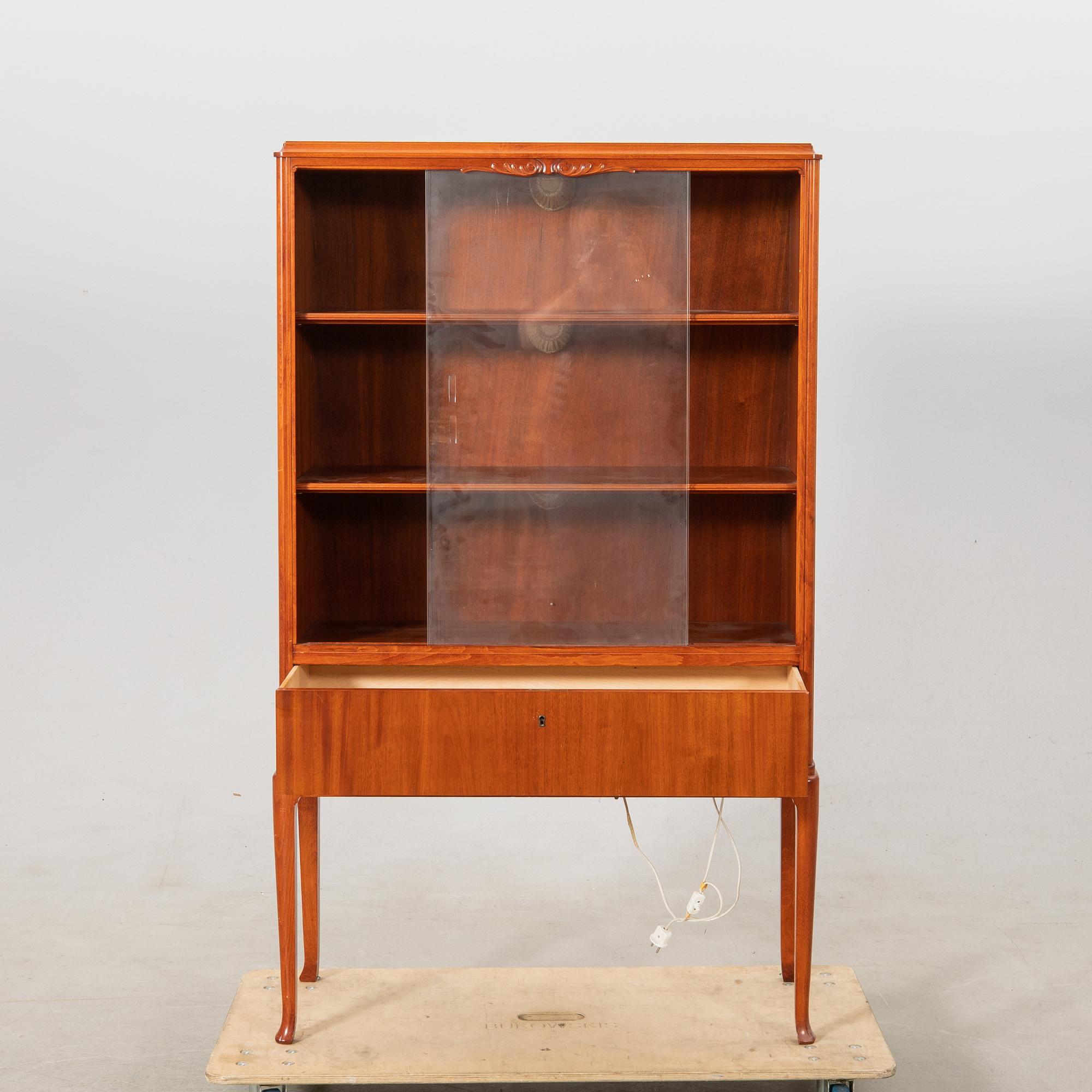 Vitrinskåp 1900-talets mitt.