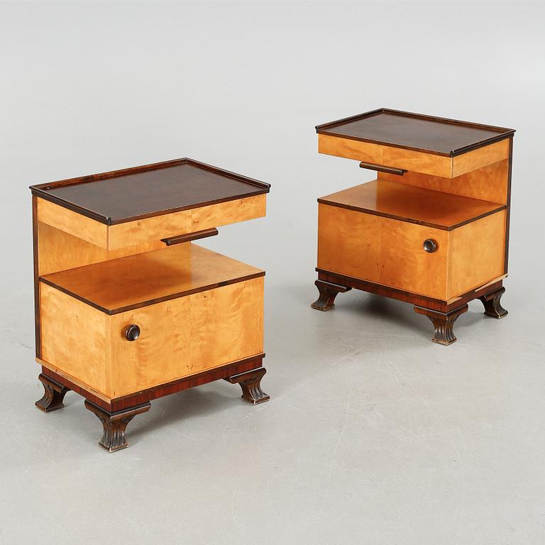 A pair of bedside tables, first half of the 20th century. - Bukowskis