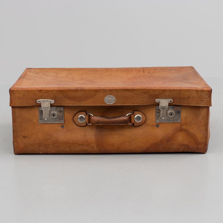 A 1920s J. Müller St Petersbourg Grande Morskaia, 18/8 leather suitcase.