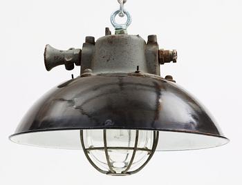 INDUSTRILAMPA, plåt, 1900-talets mitt. H 35(exkl kedja).