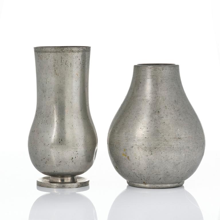 Nils Fougstedt, a set of two vases, Fabriksaktiebolaget Kronsilver, Stockholm, 1933-34.