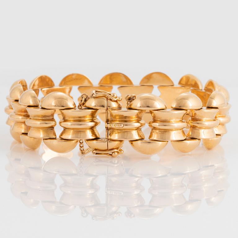 An 18K gold bracelet.