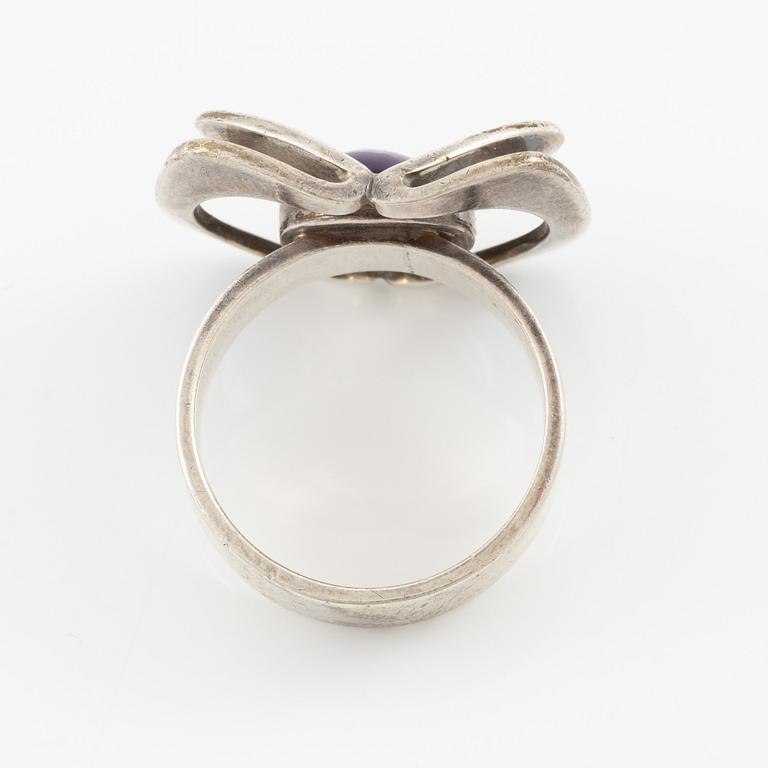 Jewellery set, silver with cabochon-cut amethysts, by Theresia Hvorslev, three pieces.