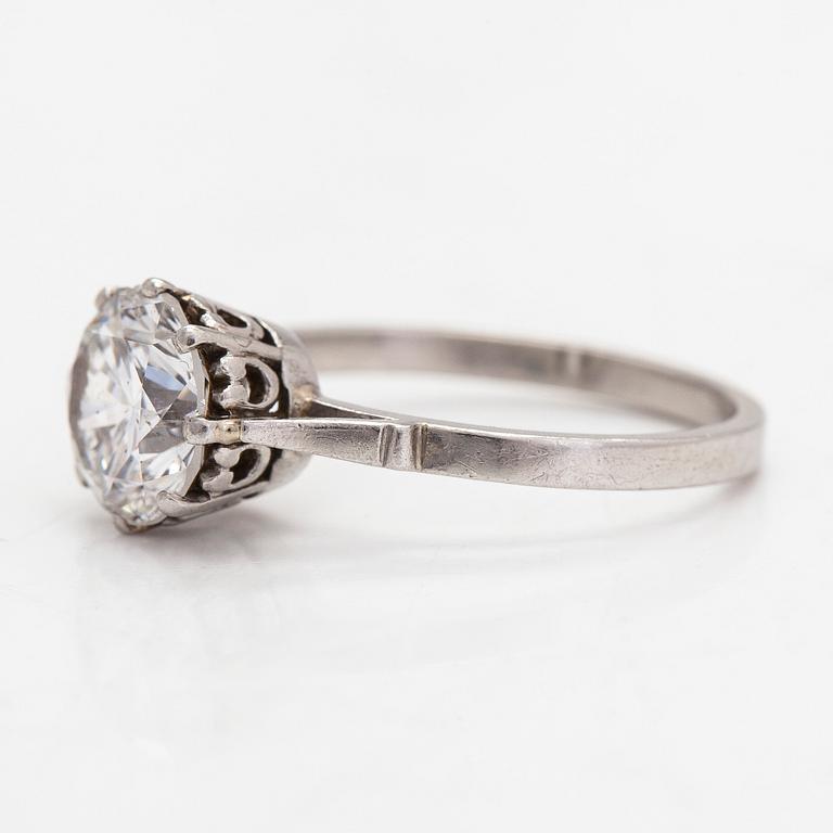 Ring, platina, med briljantslipad diamant ca 2.05 ct. Med intyg.