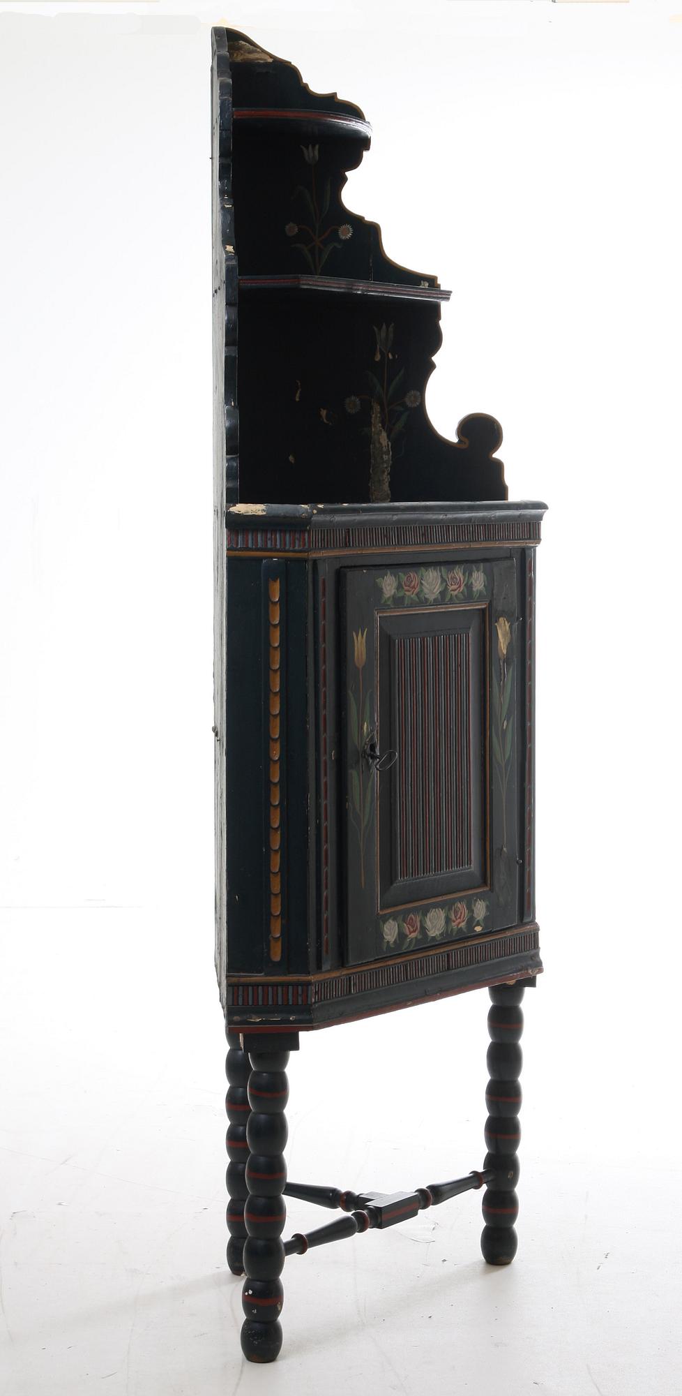 HÖRNSKÅP, allmoge, 1800-tal.