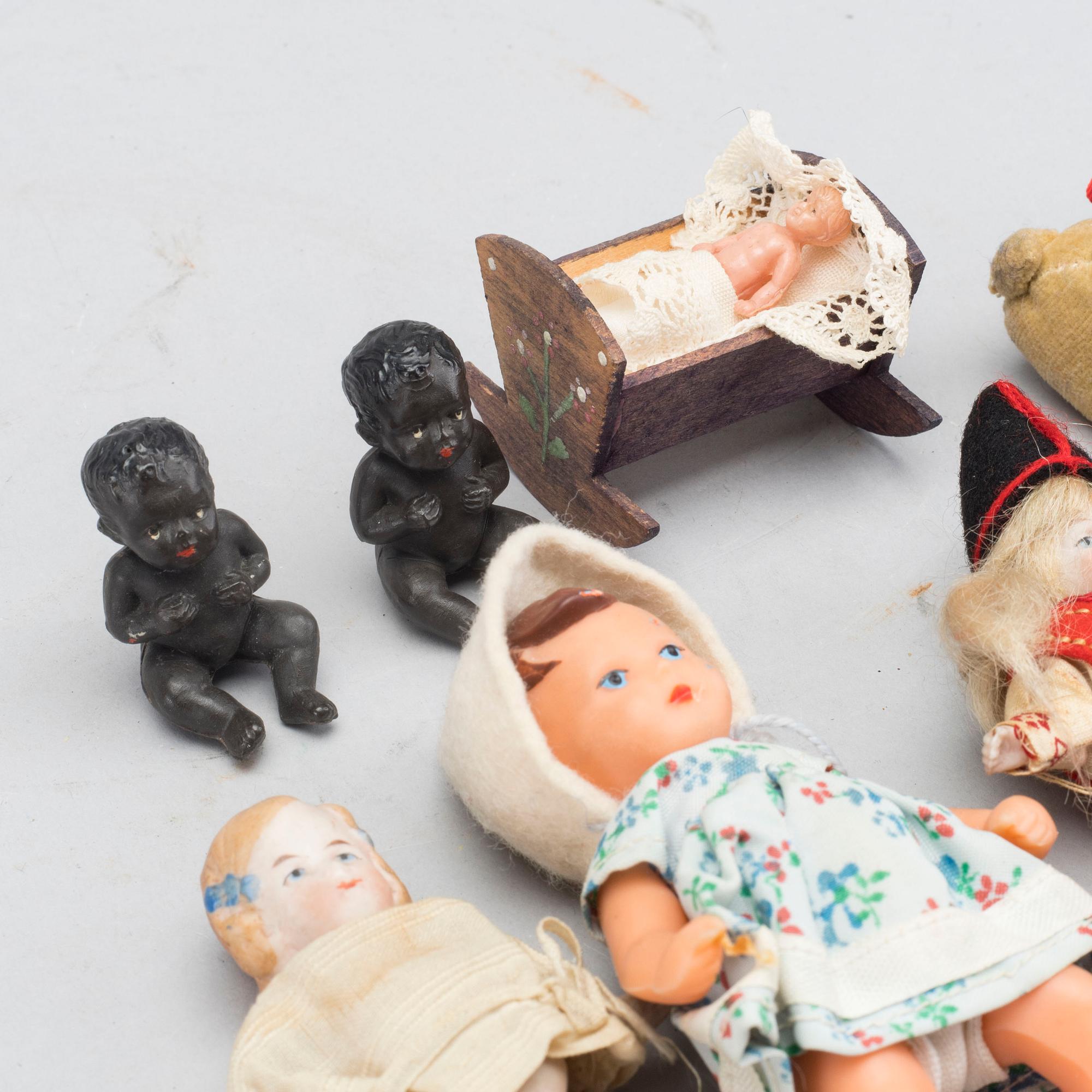 SAMLING MINIATYRDOCKOR, 1900-TALETS FÖRSTA HÄLFT.