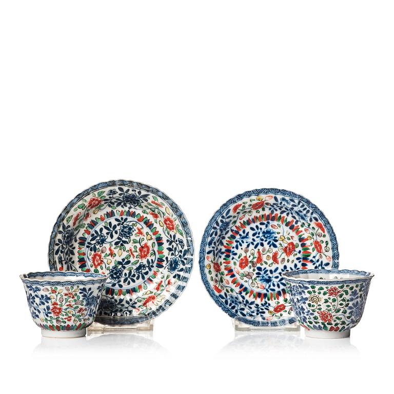 A pair of famille verte cups with stands, Qing dynasty, Kangxi (1662-1722).