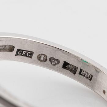 Ring med smaragd och runda briljantslipade diamanter.
