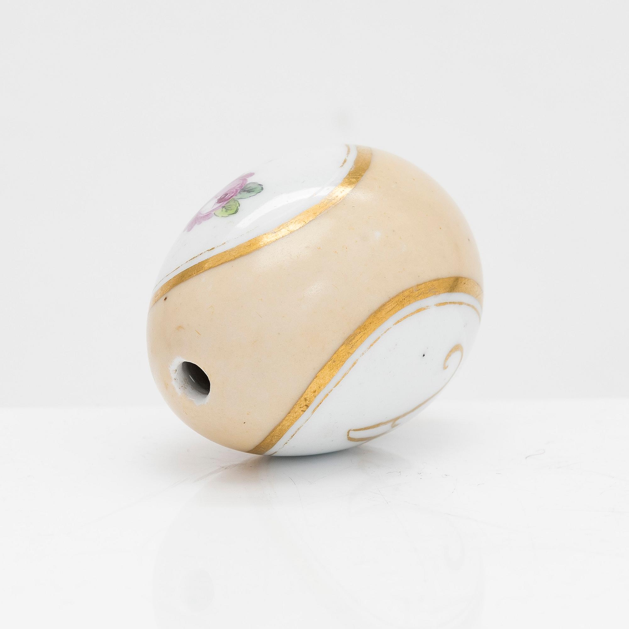 A Russian porcelain egg, presumably late 19th century.