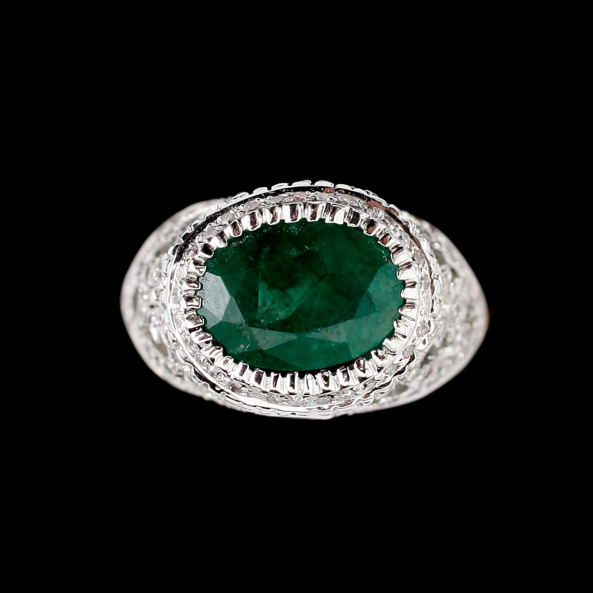 RING, 18 k vitguld, smaragd ca 4.00 ct, diamanter tot ca 0,55 ct.