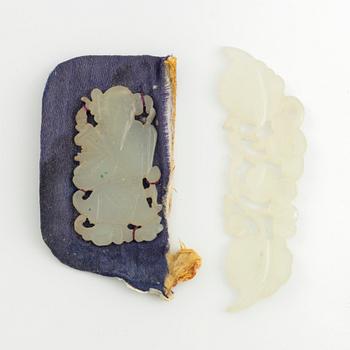 A set with two seals, two jade plaques and a necklace with sculptured beads, Qing dynasty.