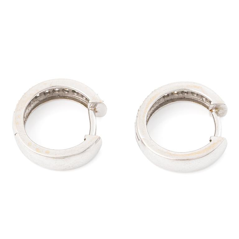 Ett par örhängen 18K vitguld med runda briljantslipade diamanter.